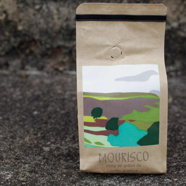 Café Mourisco Variedade Catiguá, 250g de grãos em torra clara.